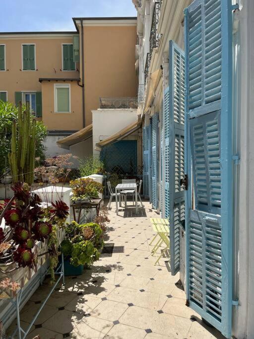 Beautiful Garden Apartment Steps From The Beach Menton Eksteriør billede